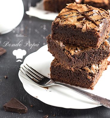 Imagen que muestra nuestros irresistibles brownies, recién horneados y cubiertos con una generosa capa de chocolate derretido. Los brownies tienen una textura densa y suave. Cada bocado es una deliciosa combinación de chocolate y nueces, perfecta para satisfacer tus antojos de postre.